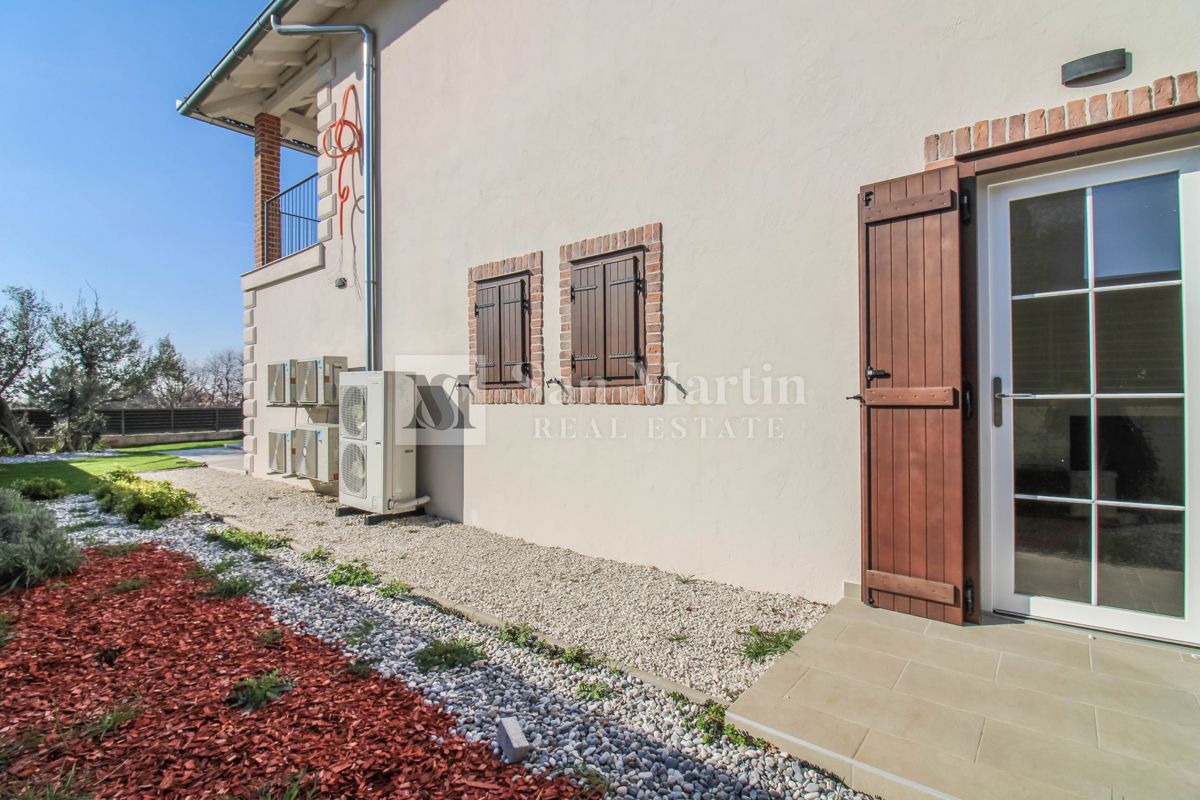 Poreč, dintorni – Ampia villa rustica con piscina