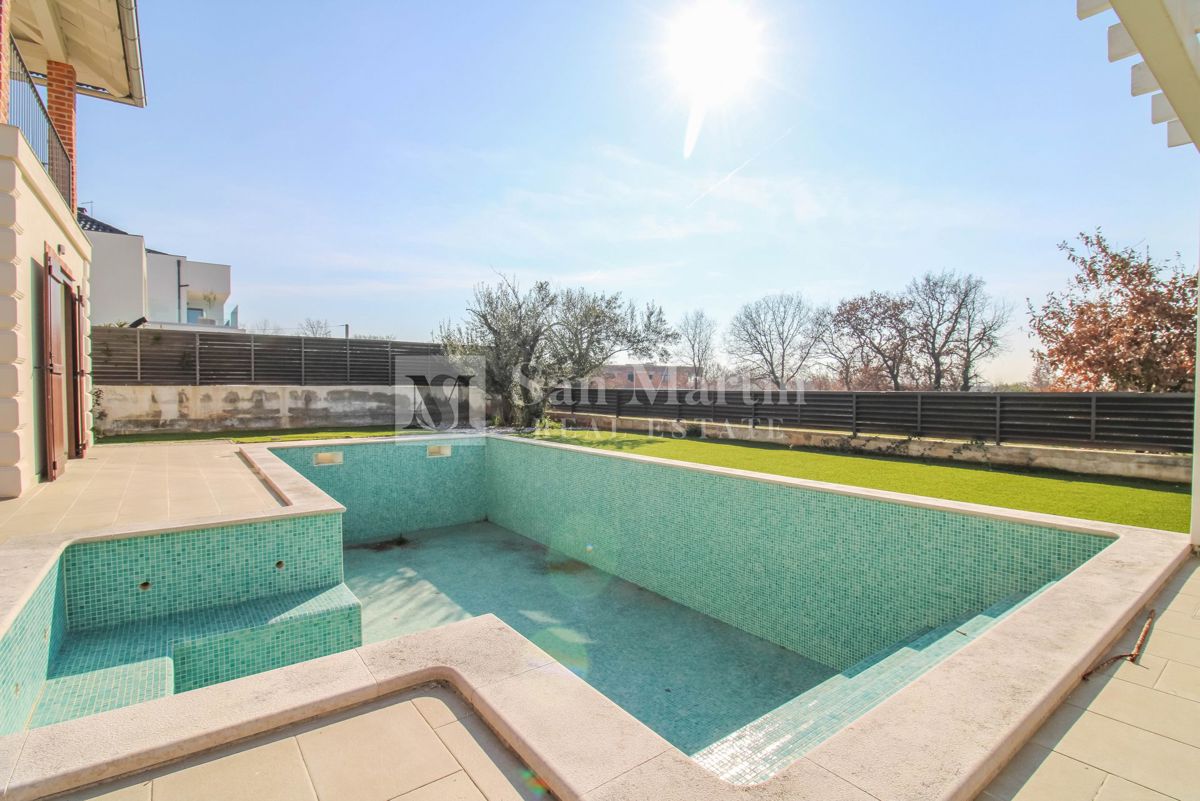 Poreč, dintorni – Ampia villa rustica con piscina