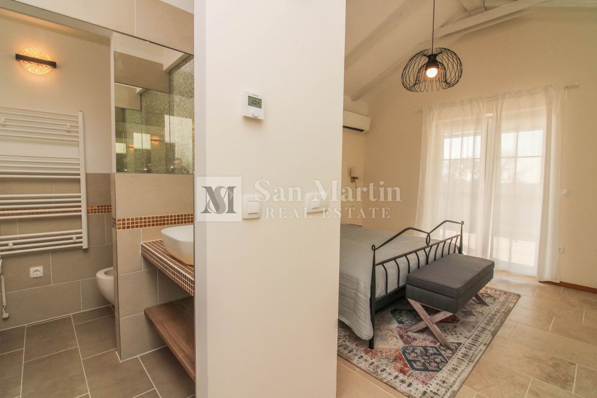 Poreč, dintorni – Ampia villa rustica con piscina