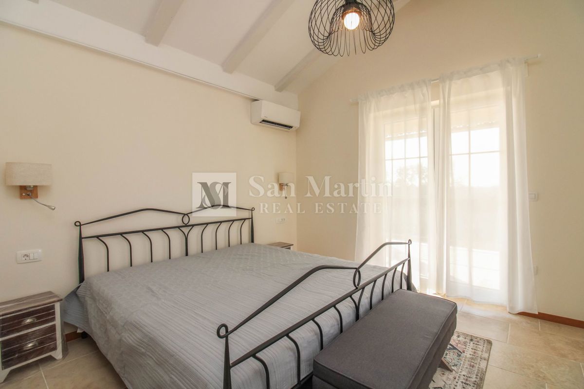 Poreč, dintorni – Ampia villa rustica con piscina