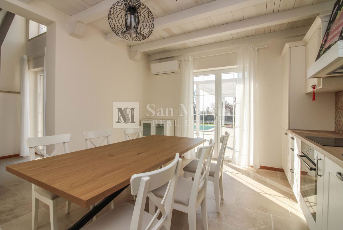 Poreč, dintorni – Ampia villa rustica con piscina