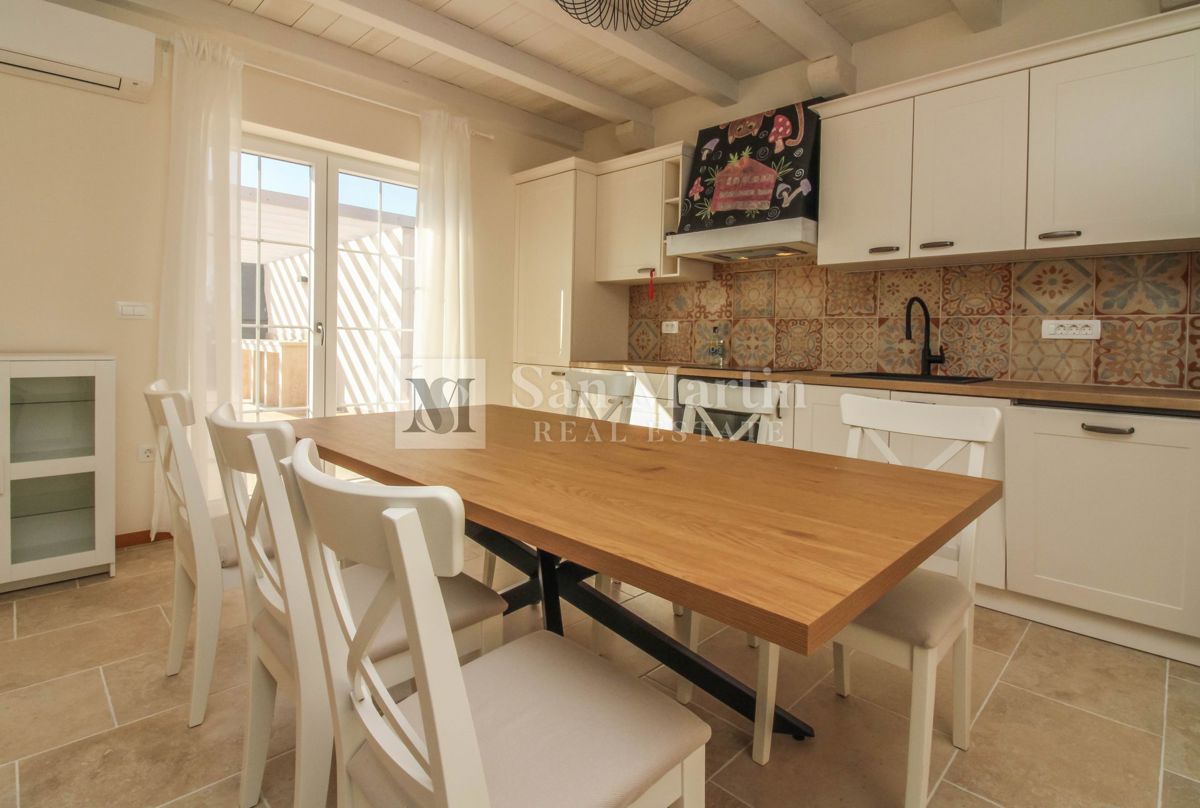 Poreč, dintorni – Ampia villa rustica con piscina