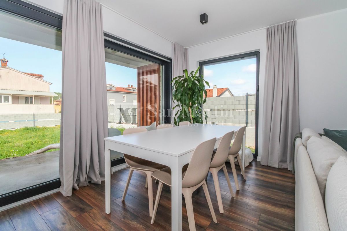 Rovigno, dintorni - casa moderna in un piccolo villaggio