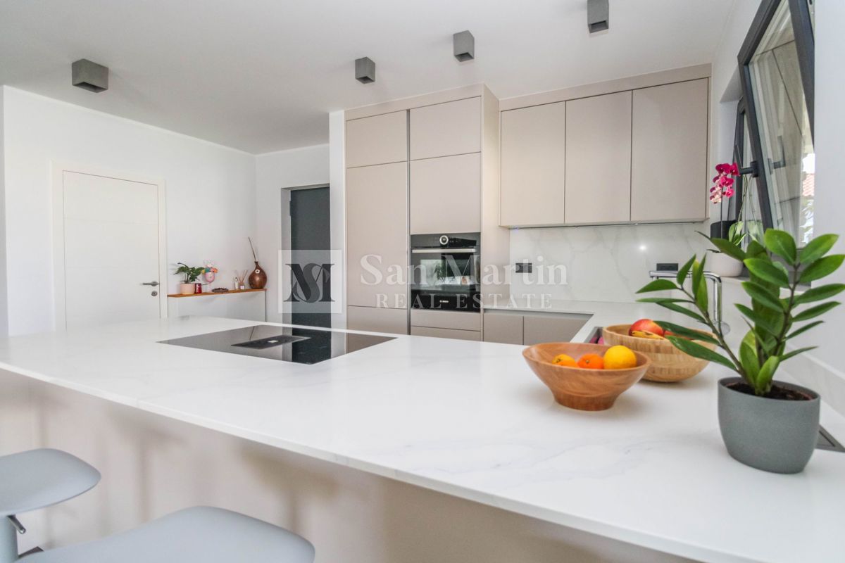 Rovigno, dintorni - casa moderna in un piccolo villaggio