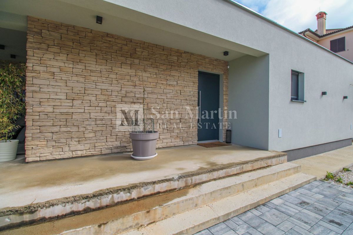 Rovigno, dintorni - casa moderna in un piccolo villaggio