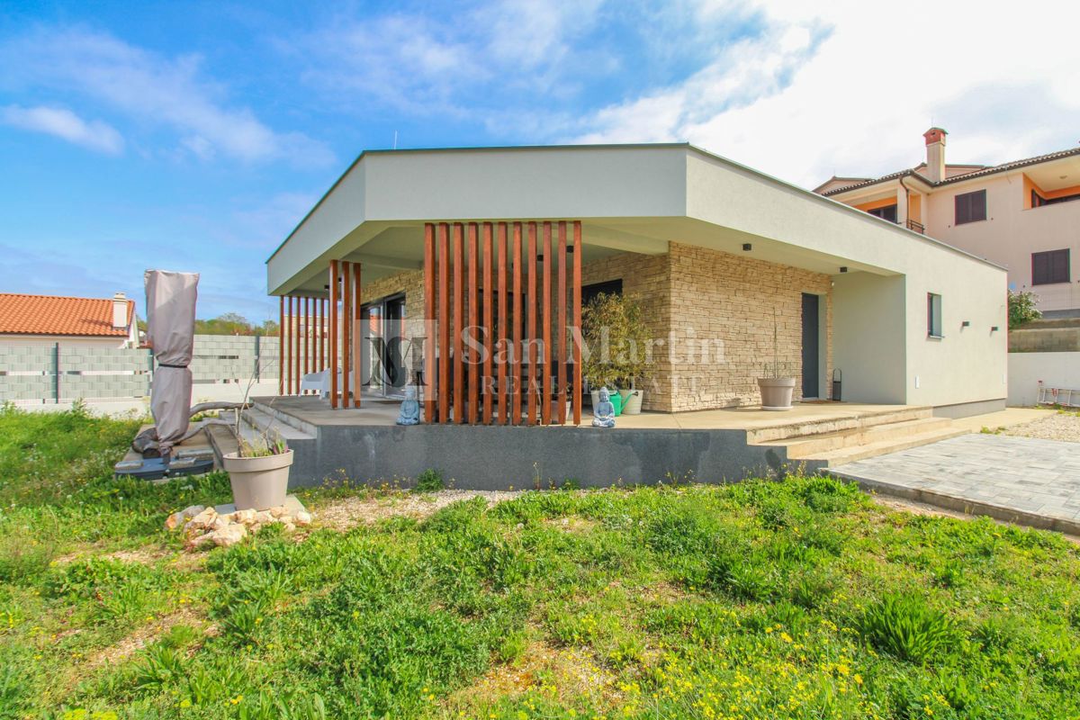 Rovigno, dintorni - casa moderna in un piccolo villaggio