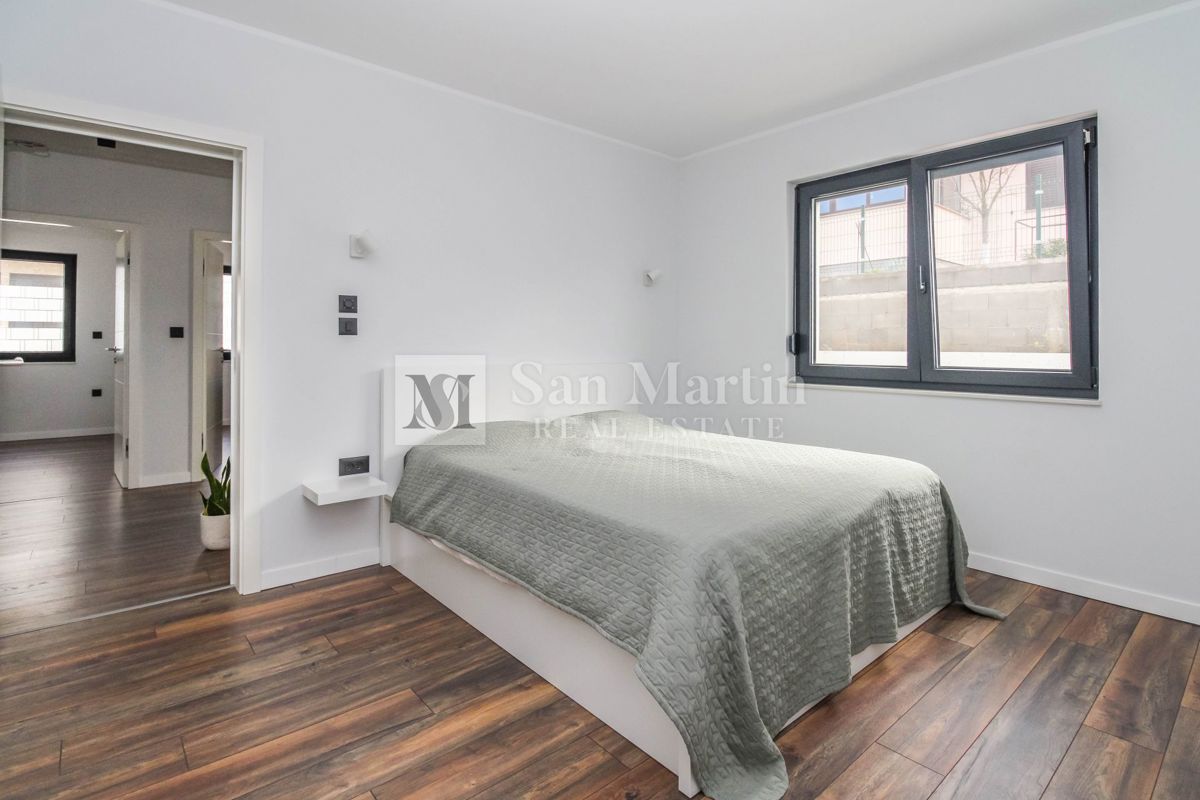 Rovigno, dintorni - casa moderna in un piccolo villaggio