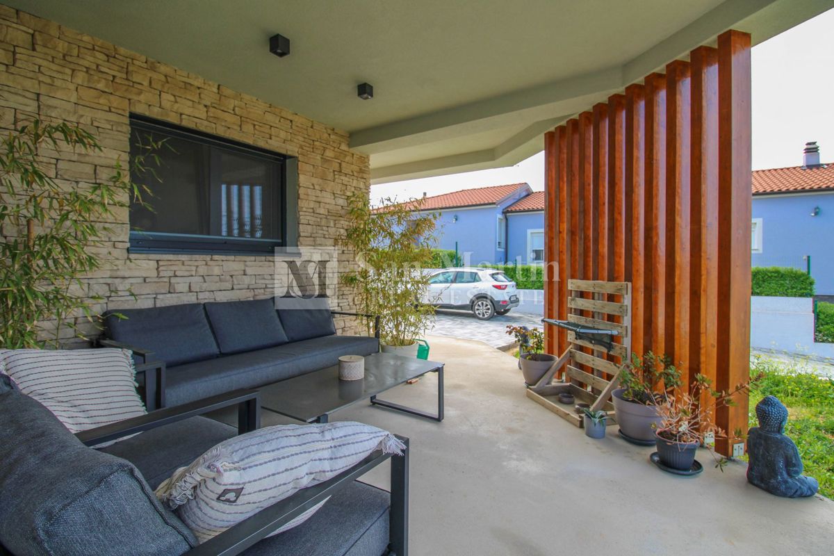 Rovigno, dintorni - casa moderna in un piccolo villaggio