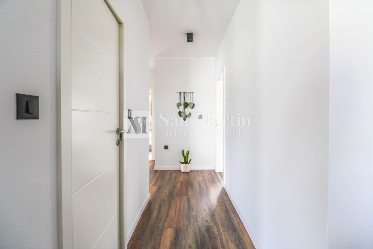 Rovigno, dintorni - casa moderna in un piccolo villaggio