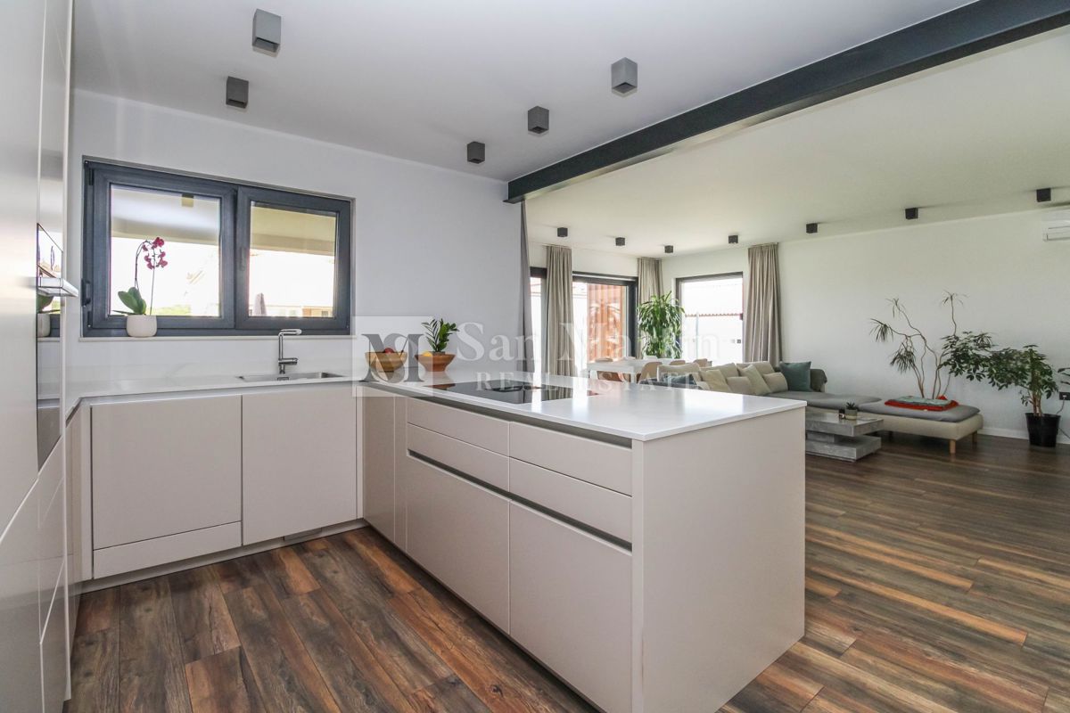 Rovigno, dintorni - casa moderna in un piccolo villaggio