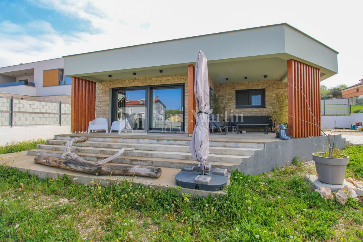 Rovigno, dintorni - casa moderna in un piccolo villaggio