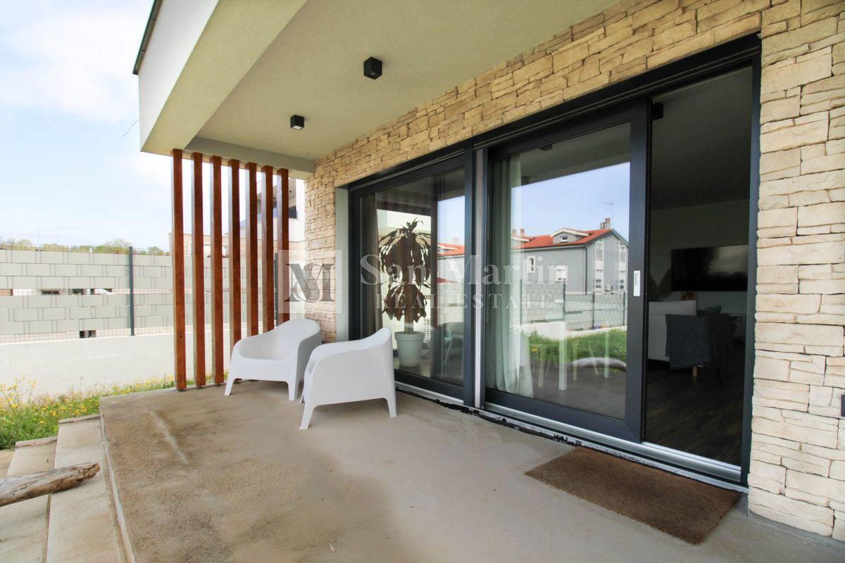 Rovigno, dintorni - casa moderna in un piccolo villaggio