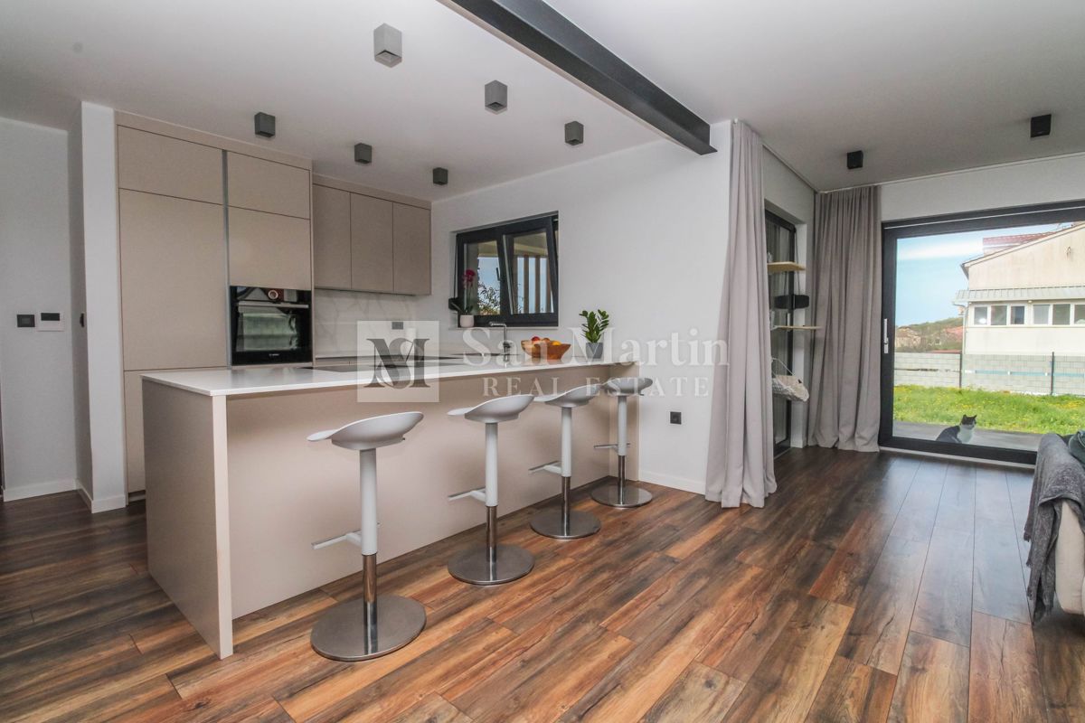 Rovigno, dintorni - casa moderna in un piccolo villaggio