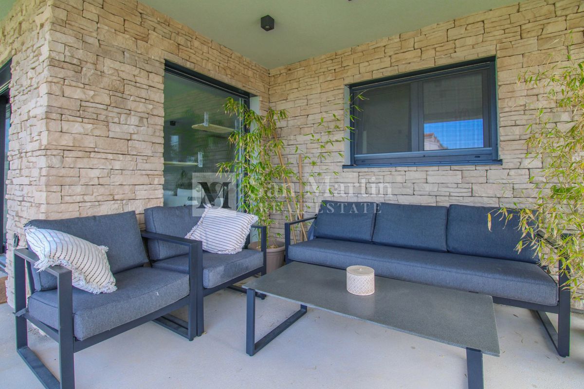 Rovigno, dintorni - casa moderna in un piccolo villaggio