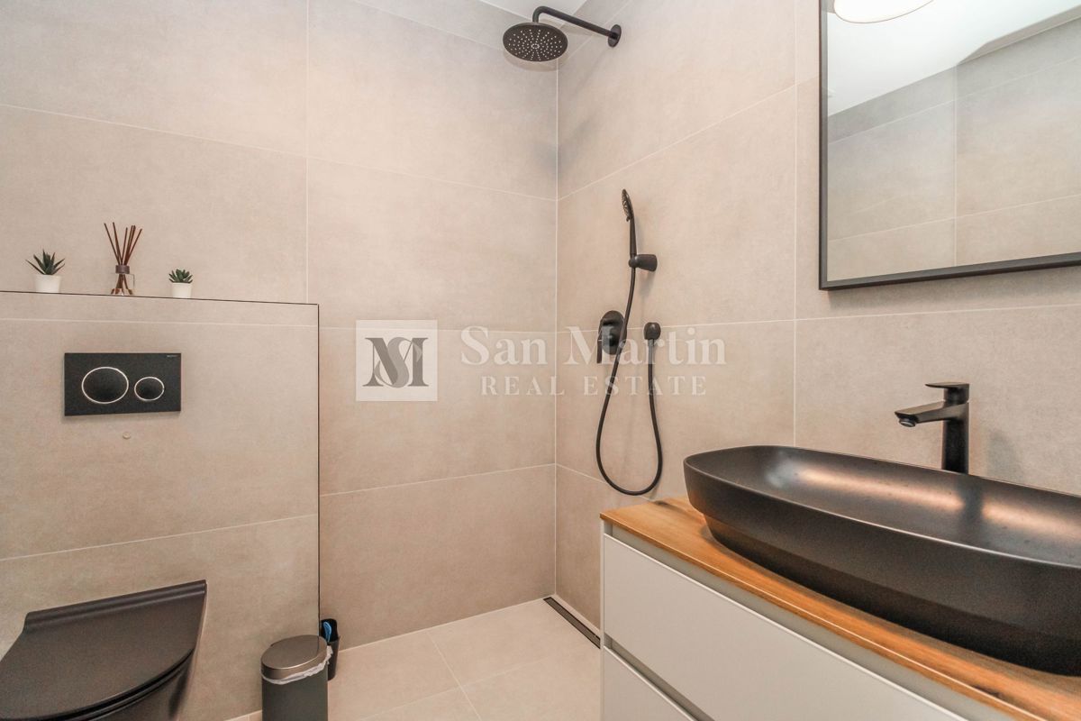 Rovigno, dintorni - casa moderna in un piccolo villaggio