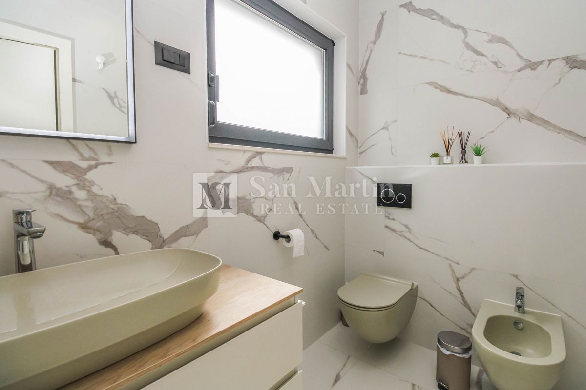 Rovigno, dintorni - casa moderna in un piccolo villaggio