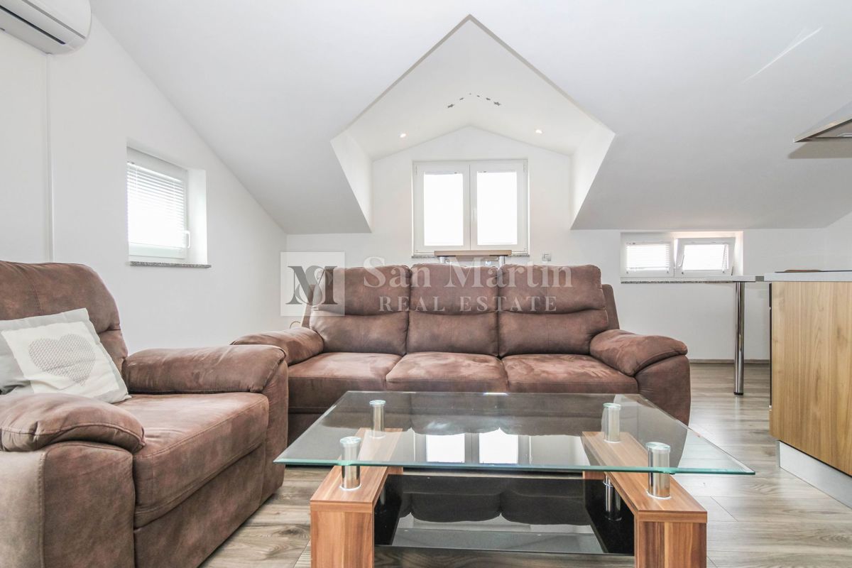 Zona PARENZO, Appartamento con garage vicino al mare