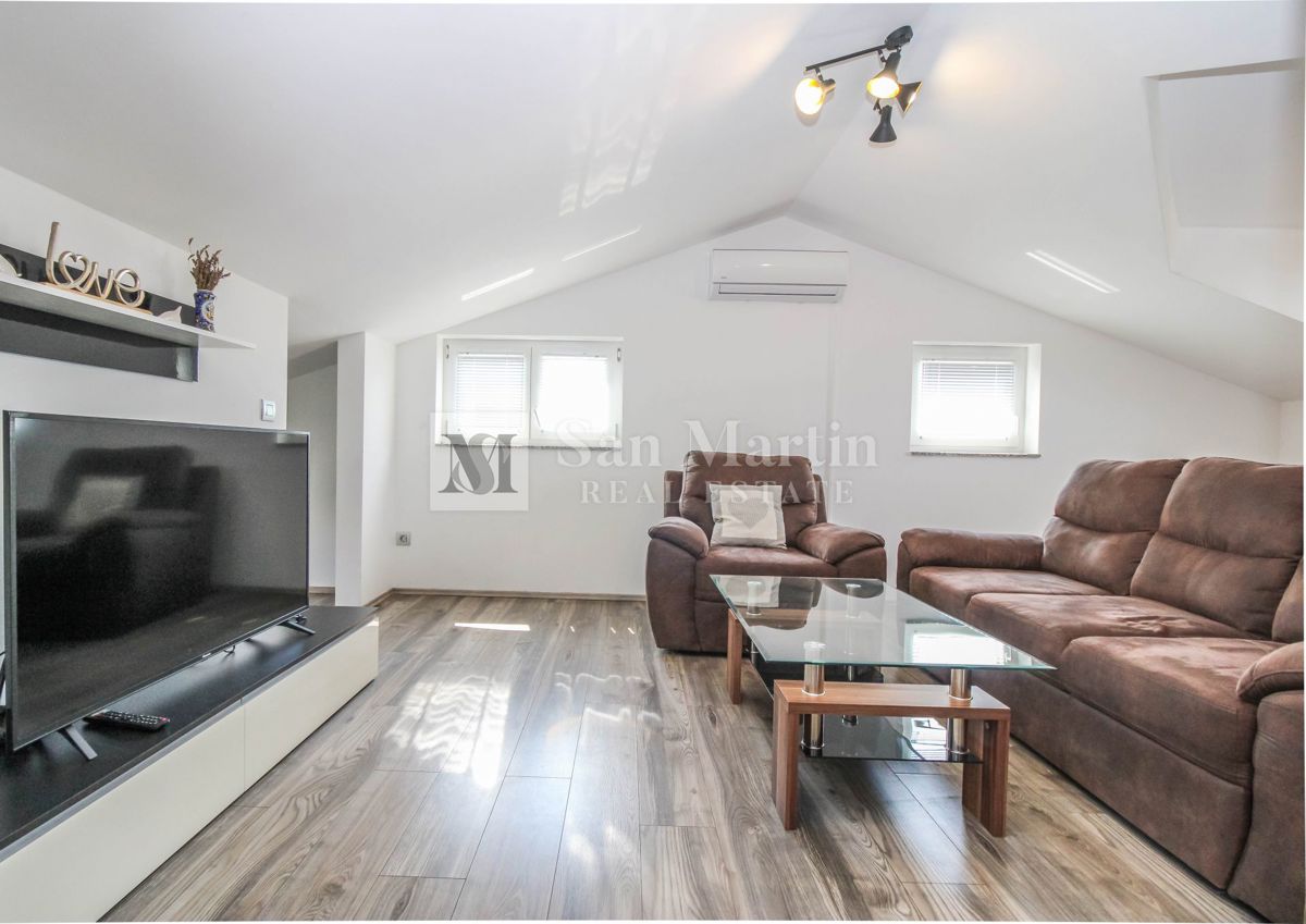 Zona PARENZO, Appartamento con garage vicino al mare