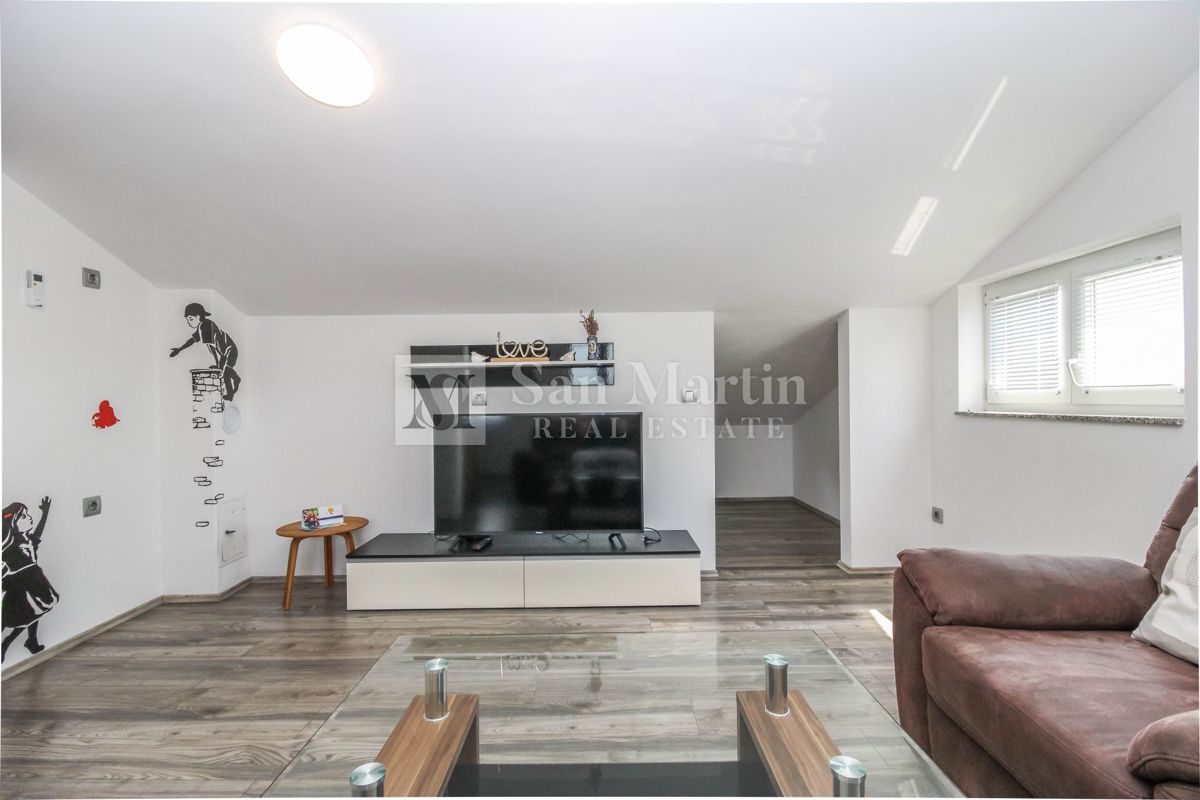 Zona PARENZO, Appartamento con garage vicino al mare