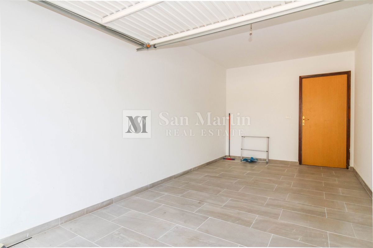 Zona PARENZO, Appartamento con garage vicino al mare