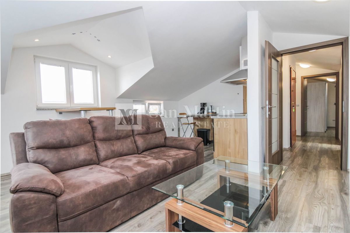 Zona PARENZO, Appartamento con garage vicino al mare