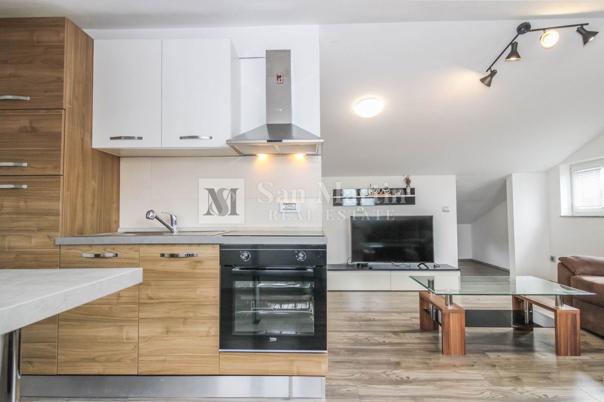 Zona PARENZO, Appartamento con garage vicino al mare