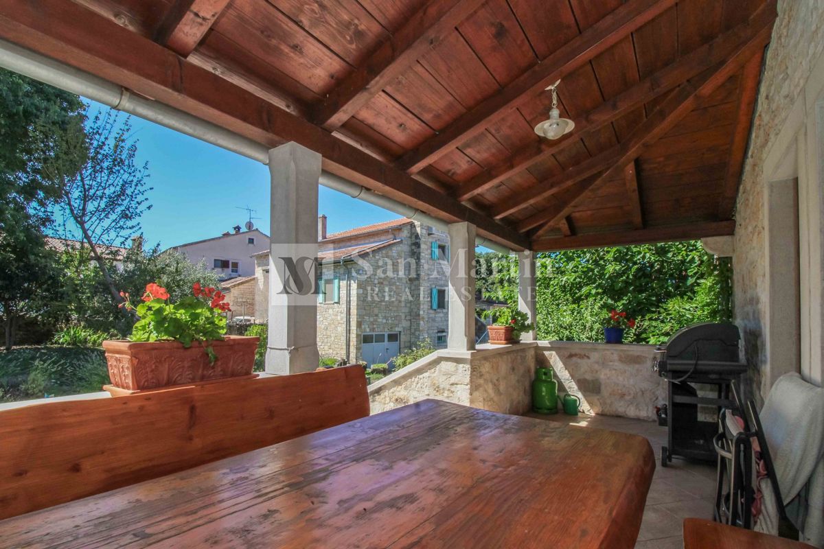 Bellissima casa in pietra con piscina