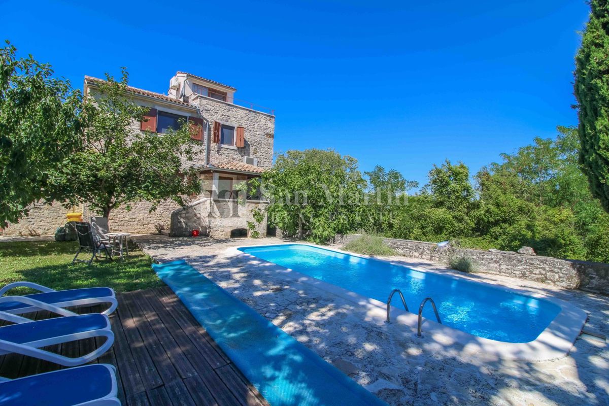 Bellissima casa in pietra con piscina