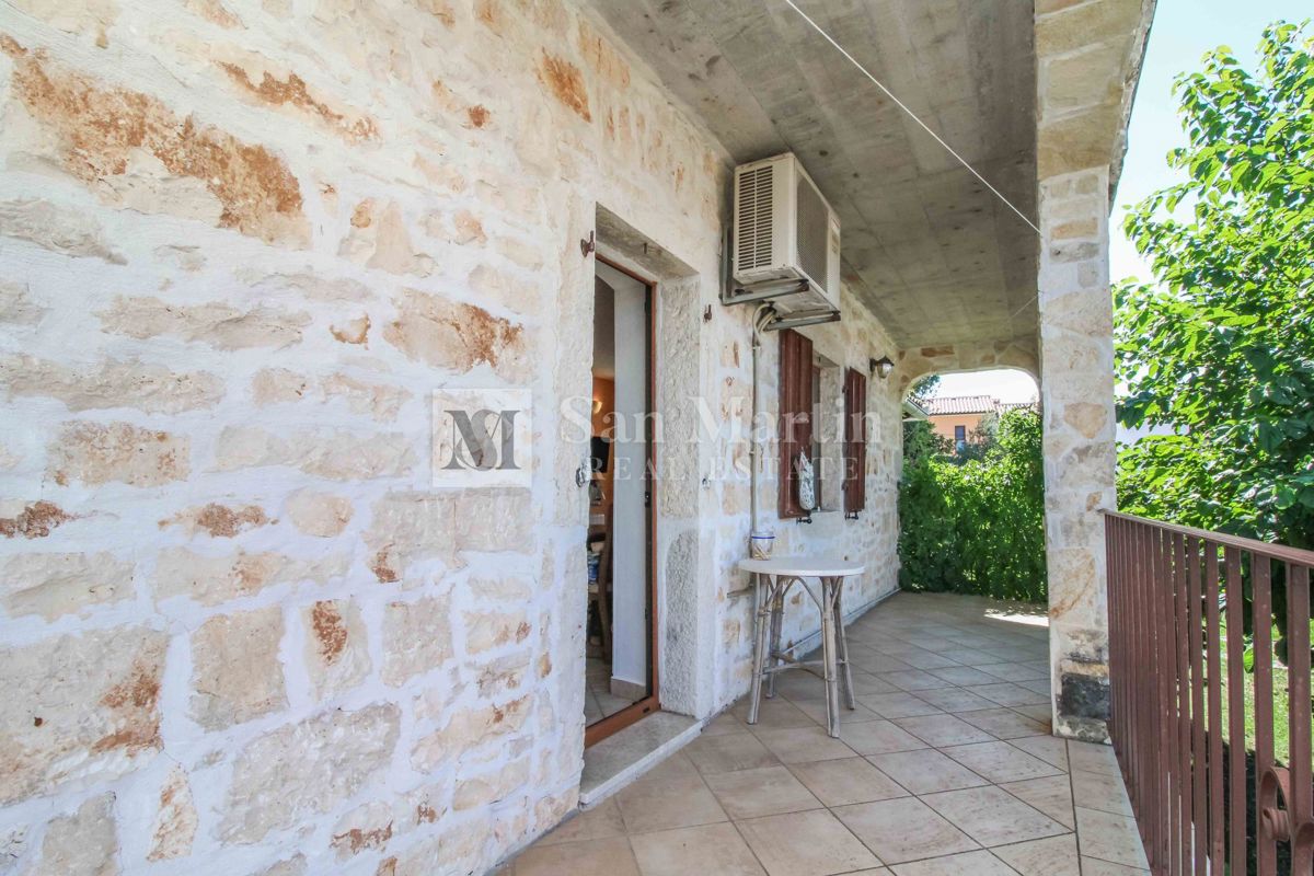 Bellissima casa in pietra con piscina