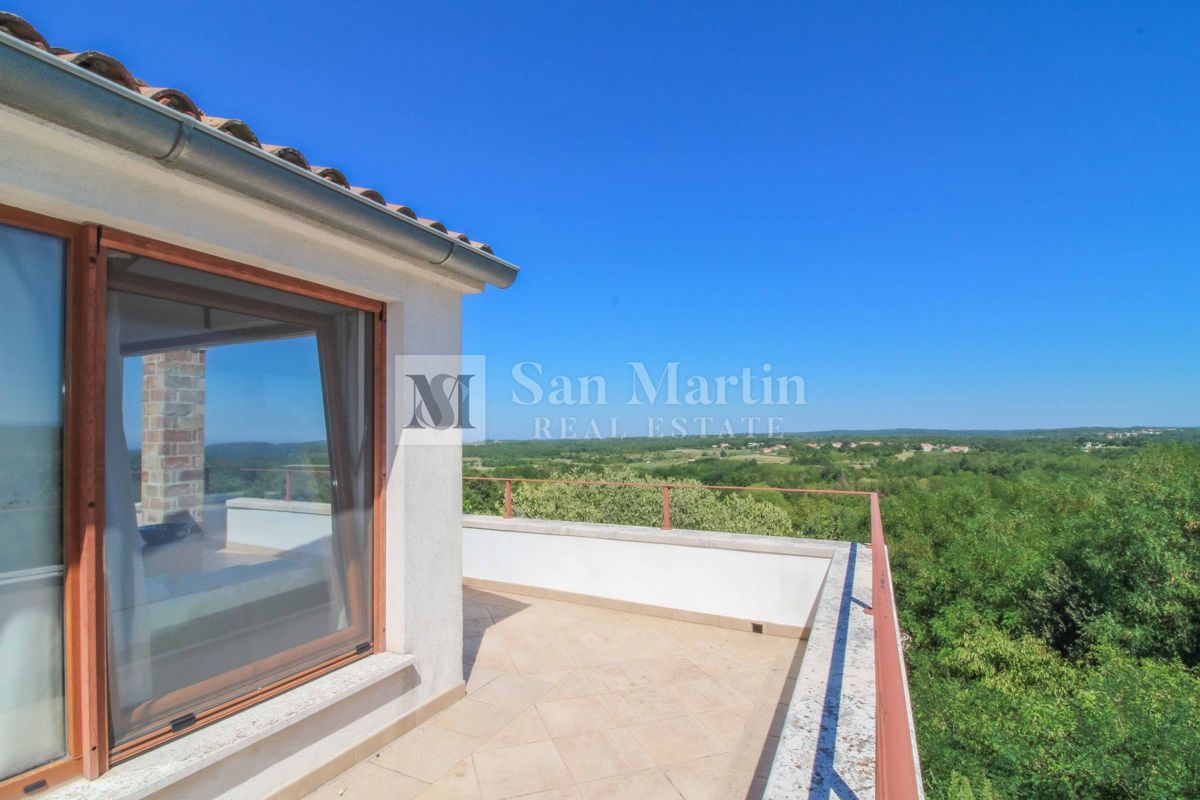 Bellissima casa in pietra con piscina