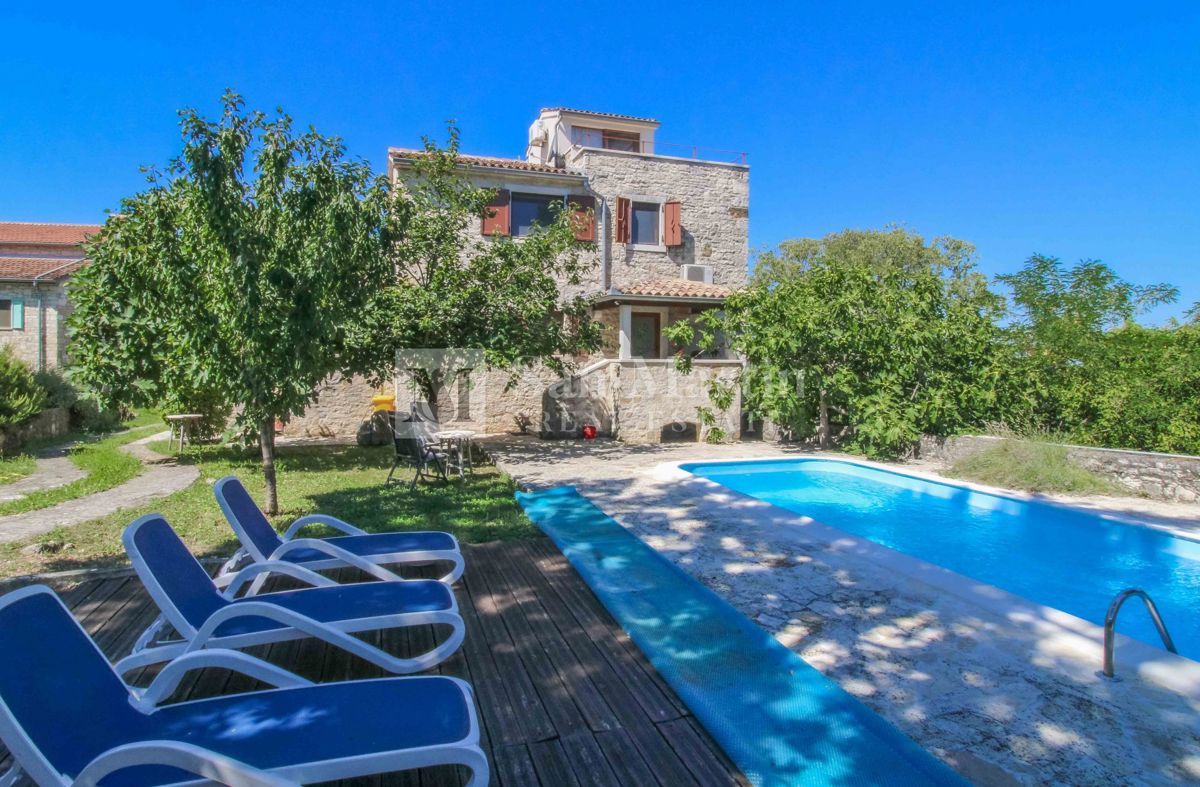 Bellissima casa in pietra con piscina