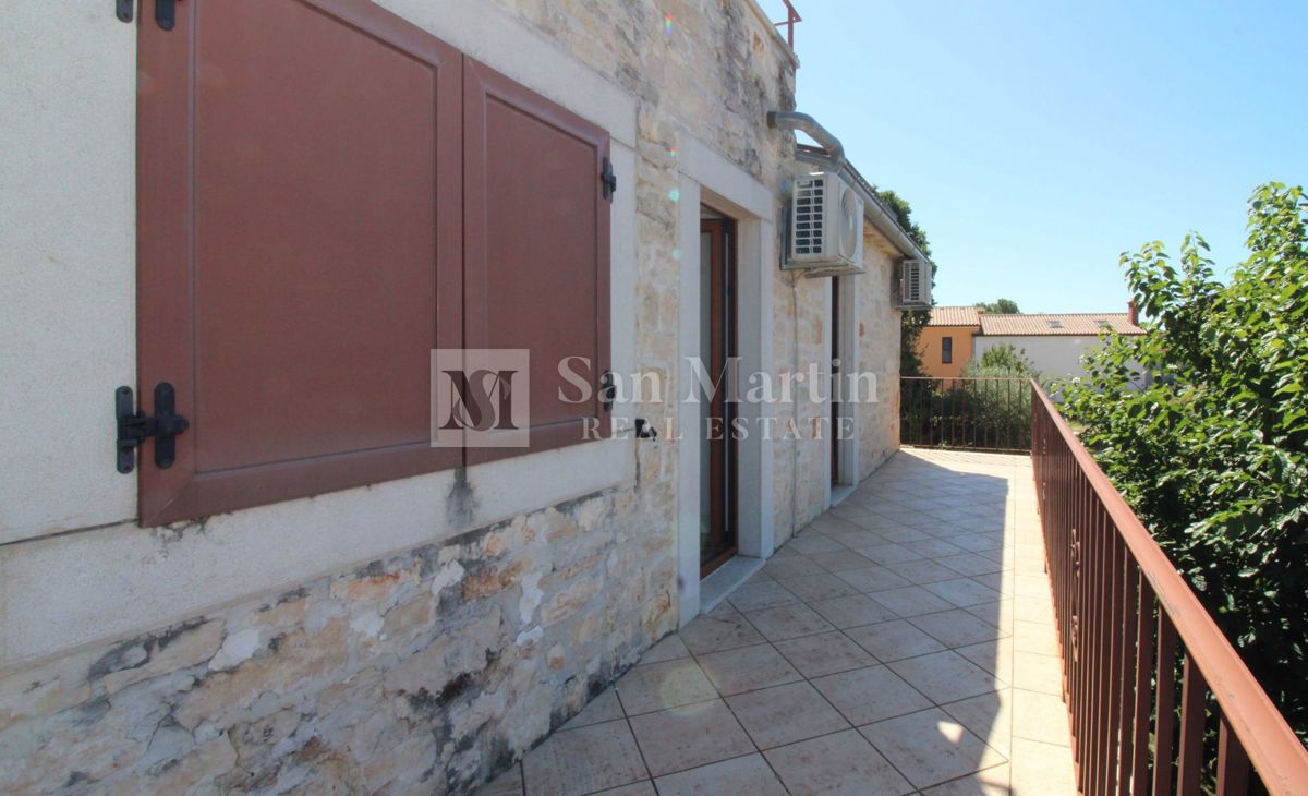 Bellissima casa in pietra con piscina