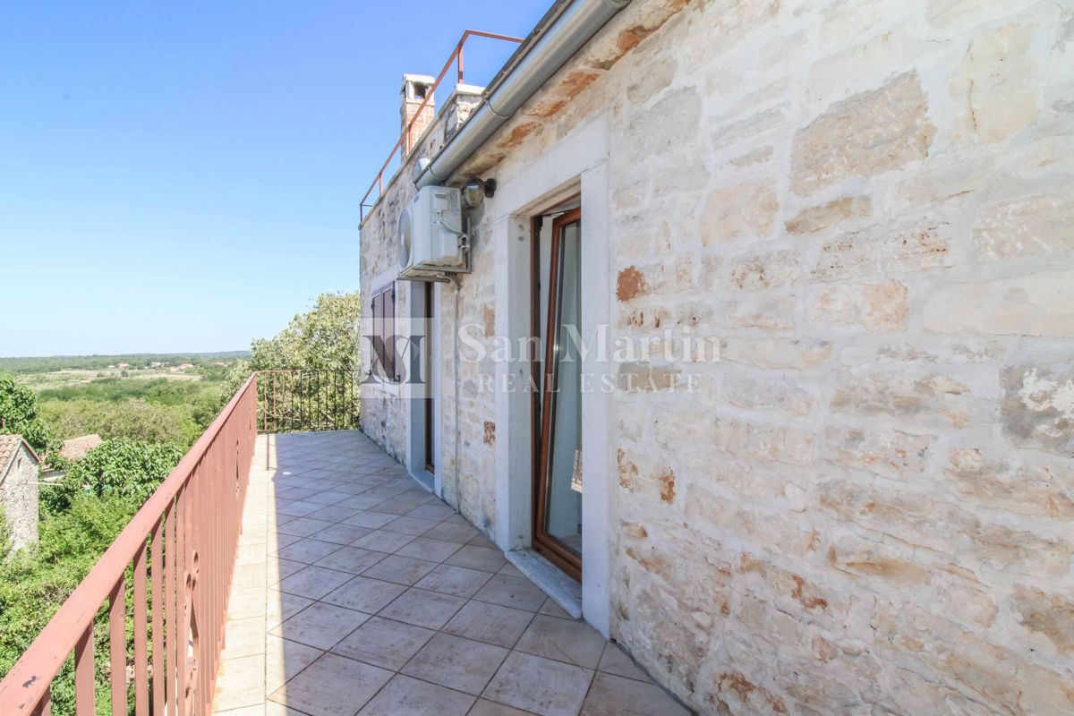 Bellissima casa in pietra con piscina