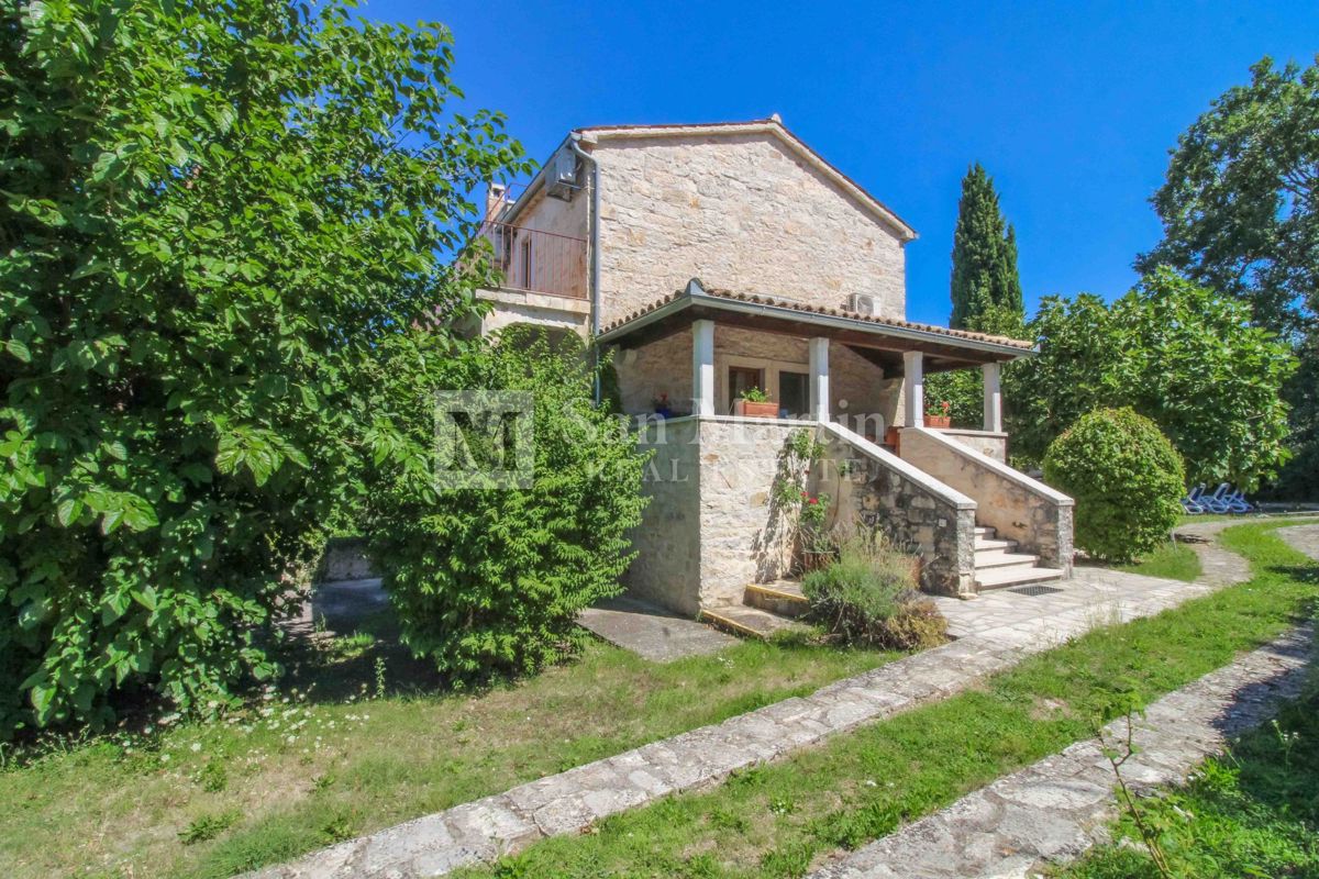 Bellissima casa in pietra con piscina