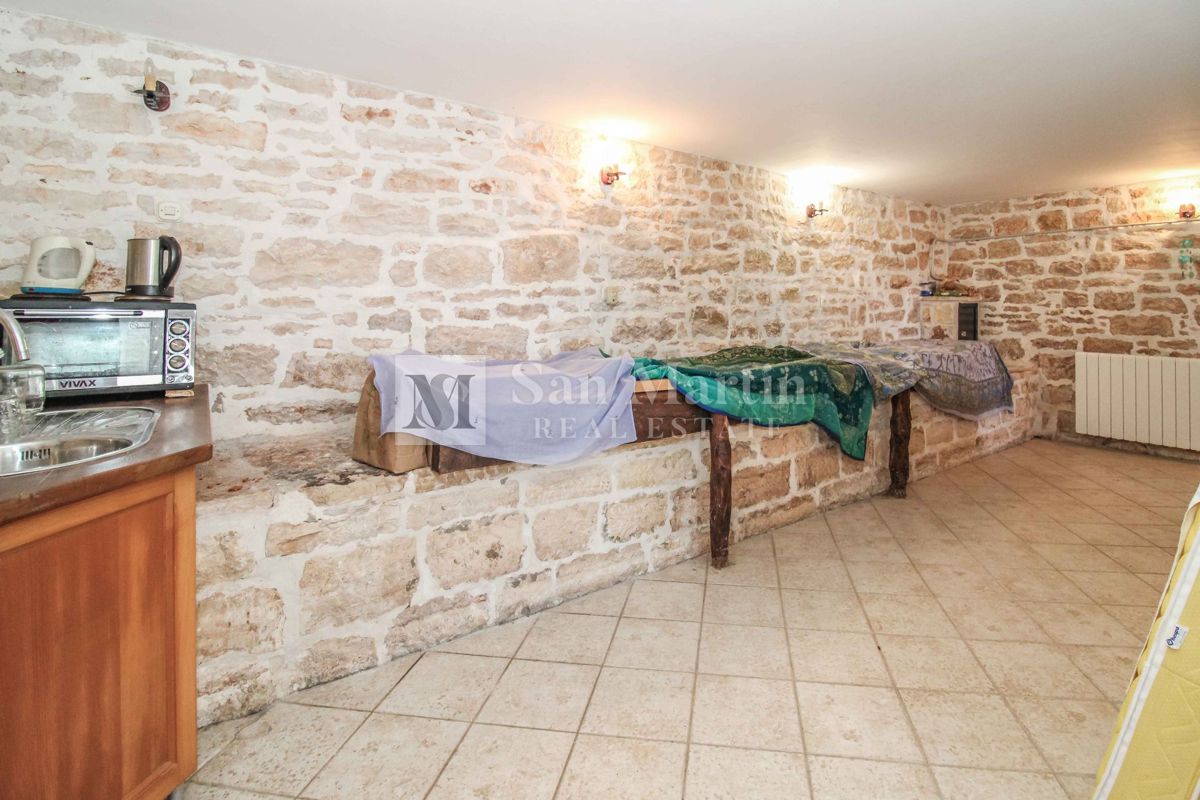 Bellissima casa in pietra con piscina