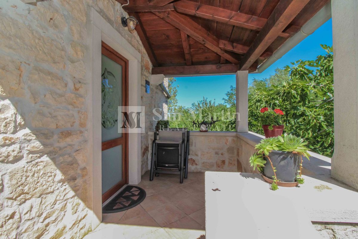 Bellissima casa in pietra con piscina