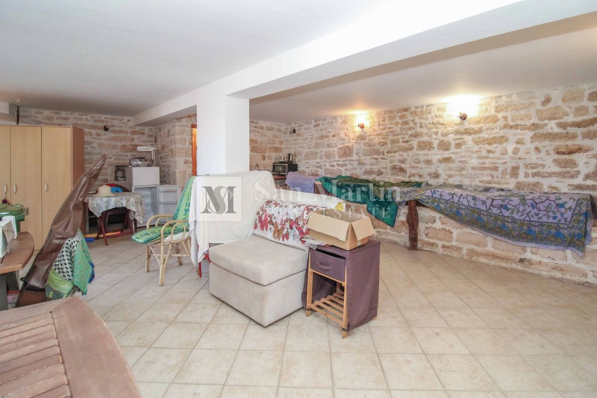 Bellissima casa in pietra con piscina