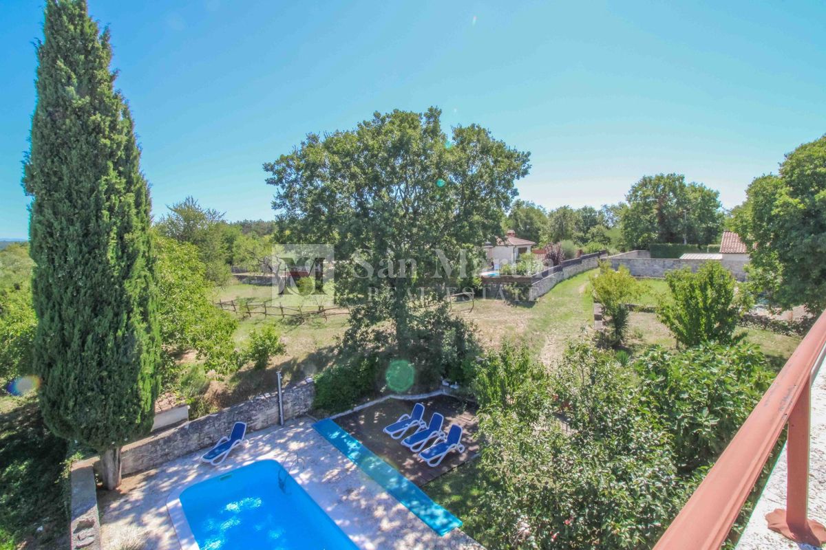 Bellissima casa in pietra con piscina