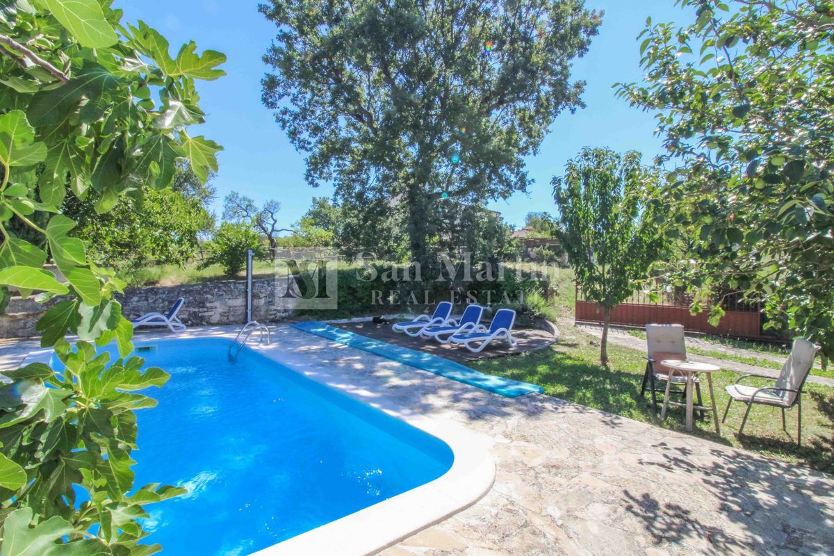 Bellissima casa in pietra con piscina