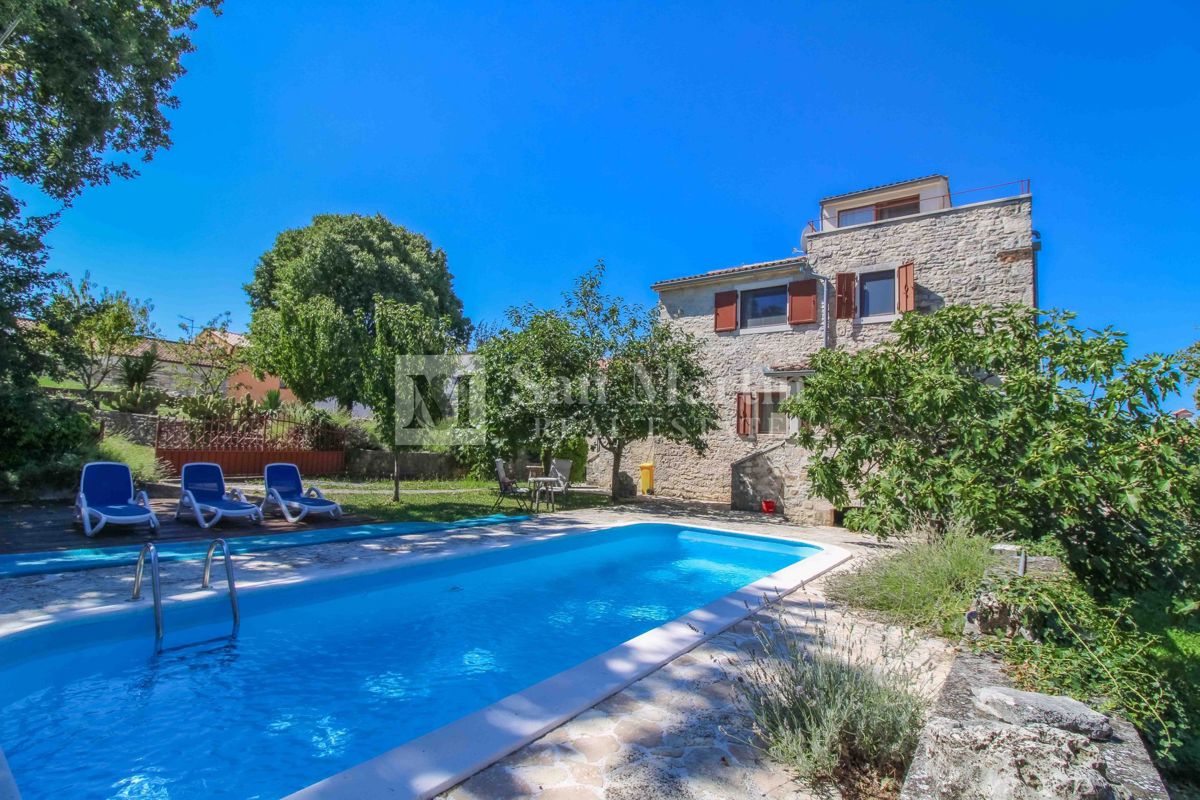 Bellissima casa in pietra con piscina