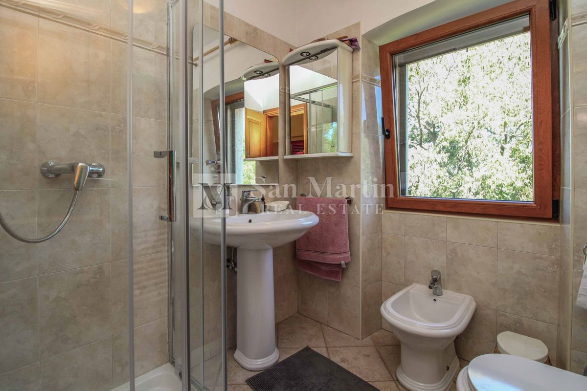 Bellissima casa in pietra con piscina