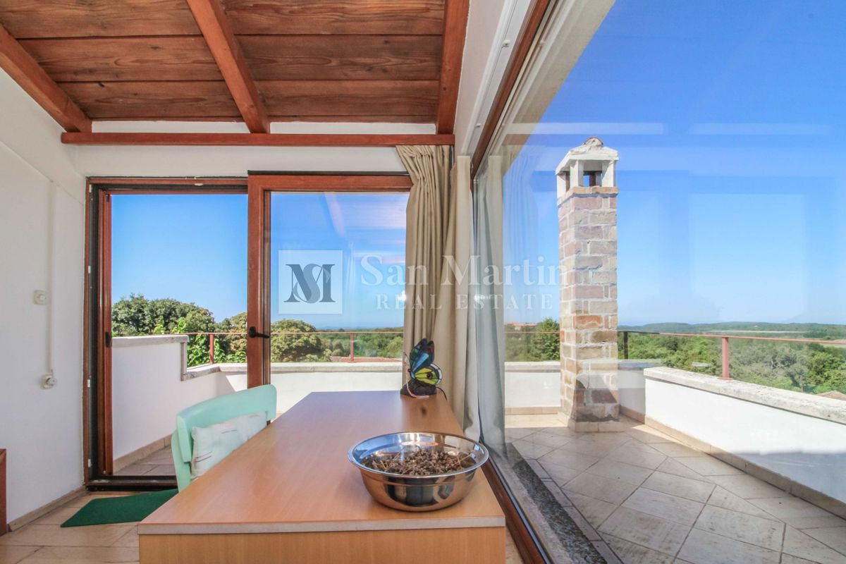 Bellissima casa in pietra con piscina