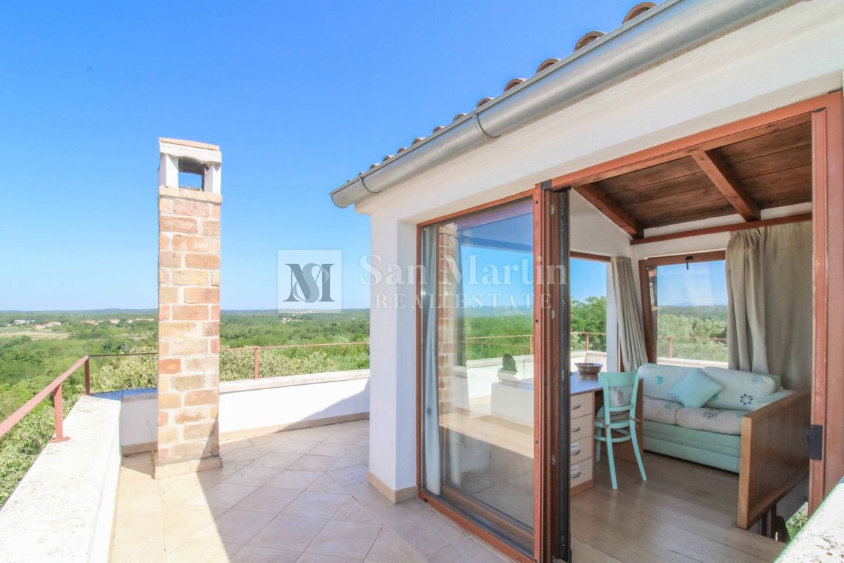 Bellissima casa in pietra con piscina