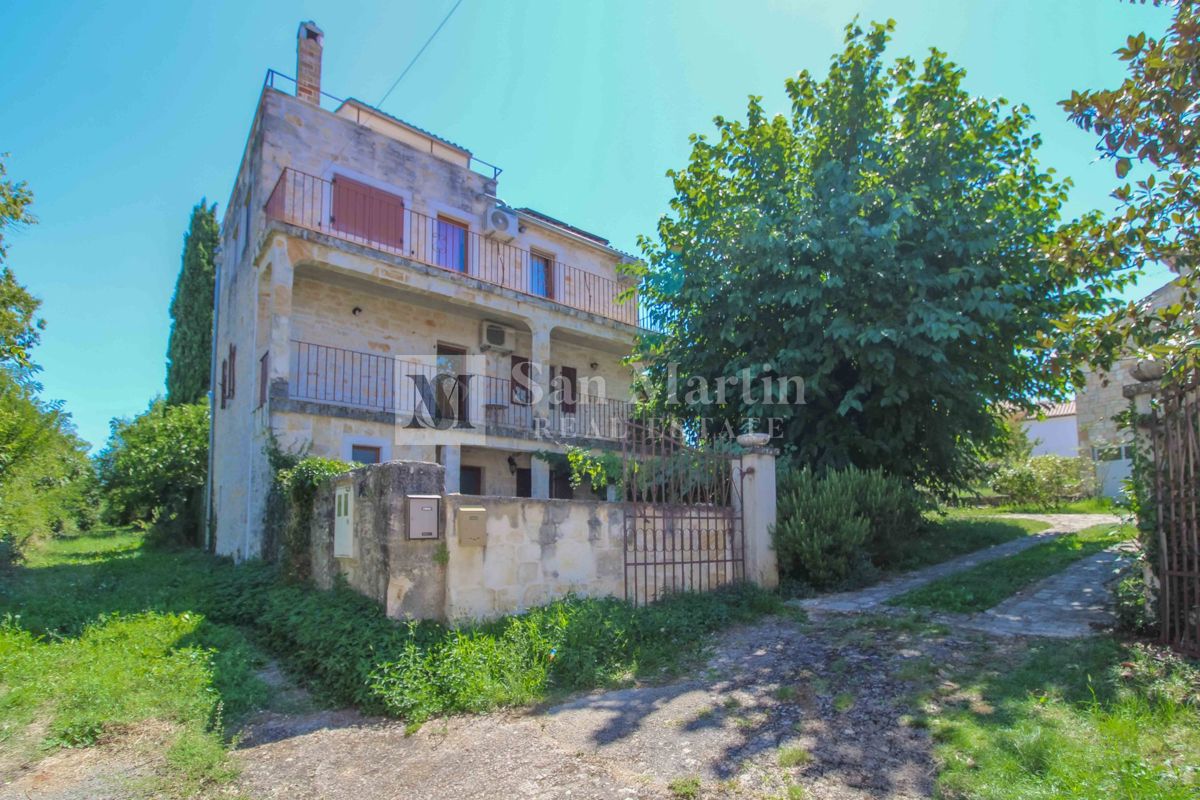 Bellissima casa in pietra con piscina