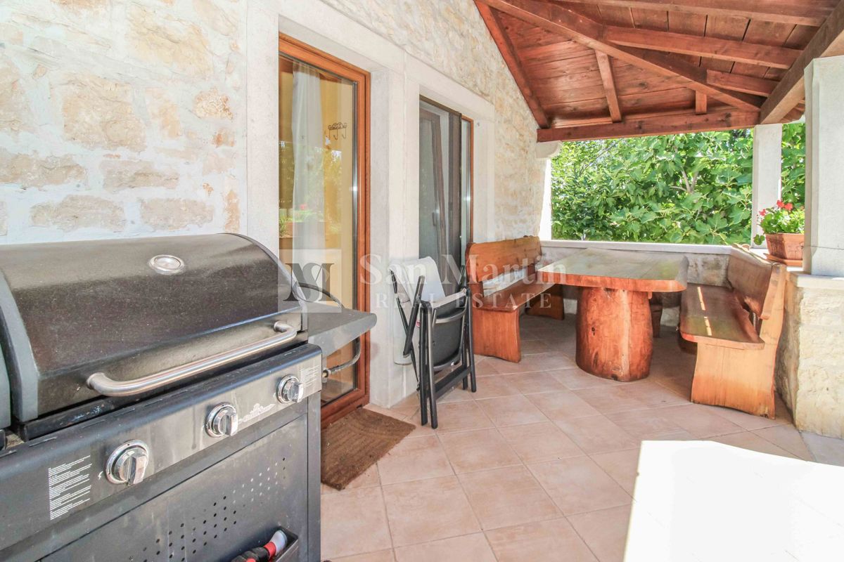 Bellissima casa in pietra con piscina