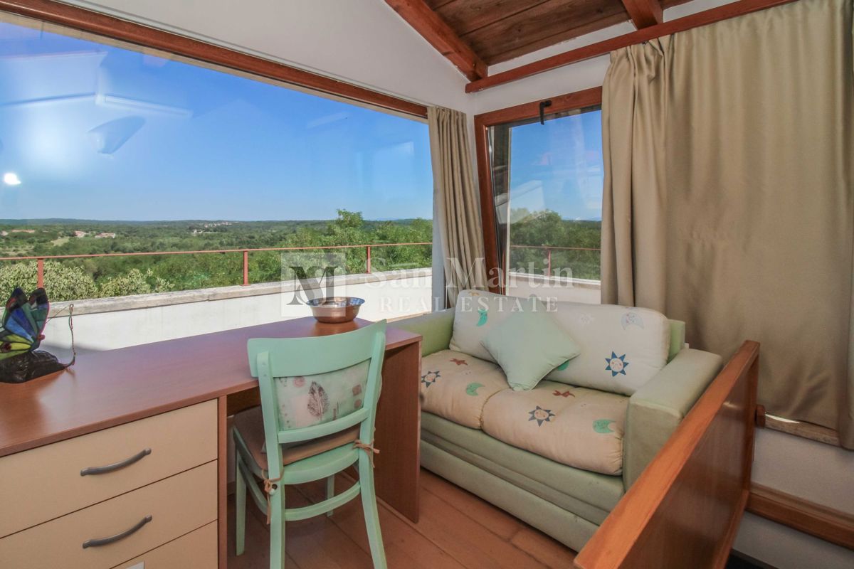 Bellissima casa in pietra con piscina