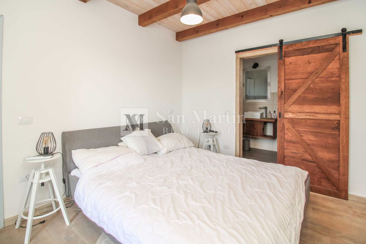 SVETVINČENAT, Casa ai margini del villaggio con piscina e 4 camere da letto