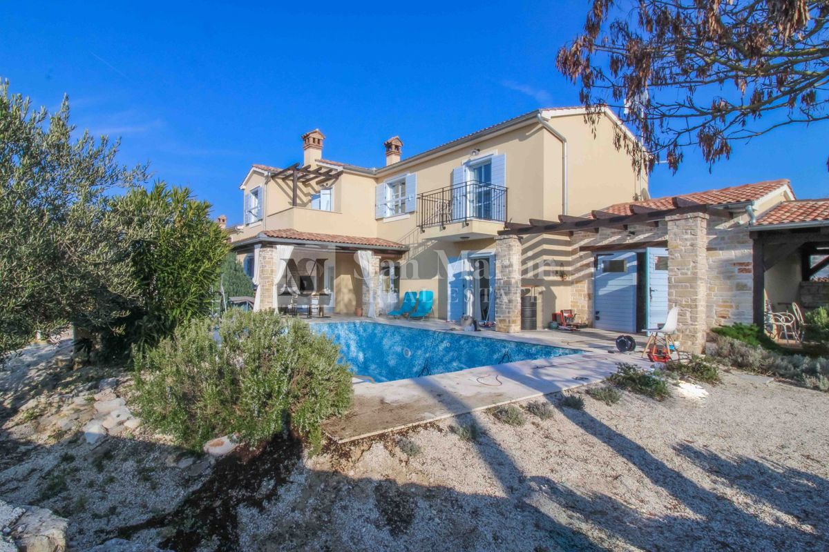 SVETVINČENAT, Casa ai margini del villaggio con piscina e 4 camere da letto