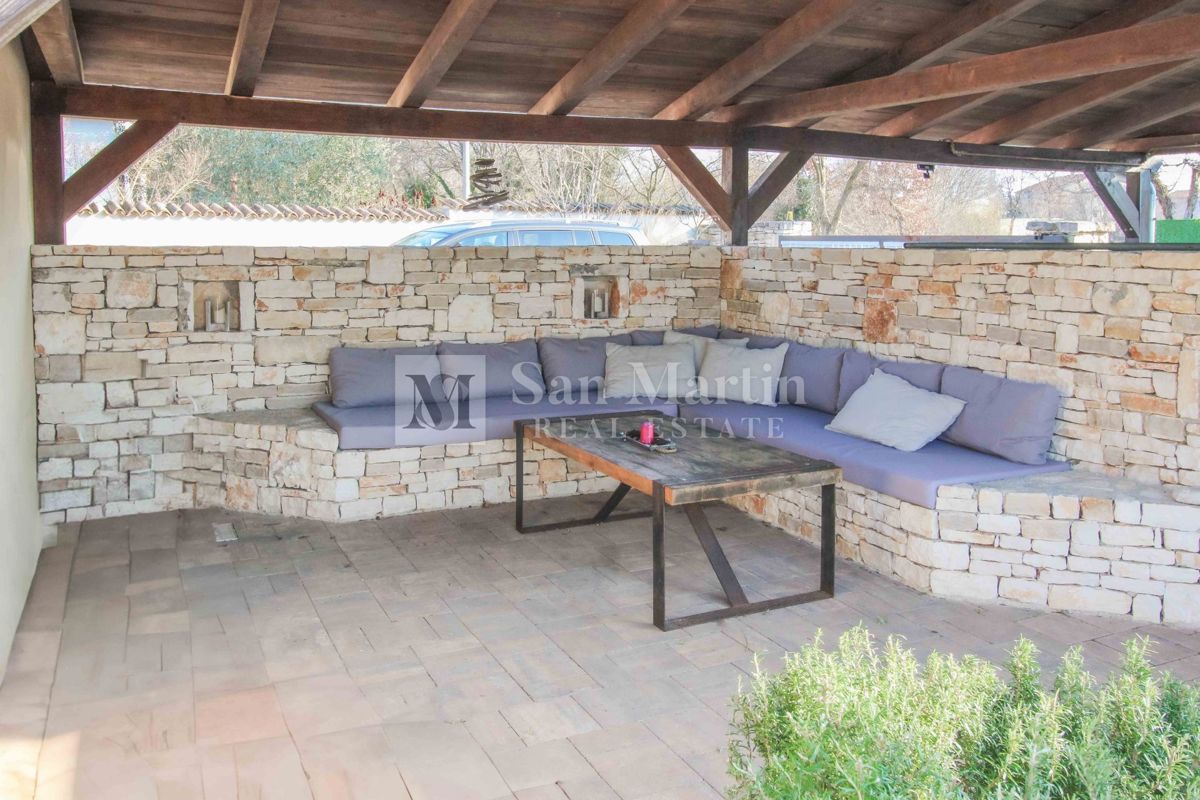 SVETVINČENAT, Casa ai margini del villaggio con piscina e 4 camere da letto