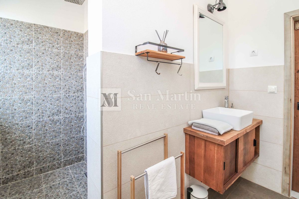 SVETVINČENAT, Casa ai margini del villaggio con piscina e 4 camere da letto